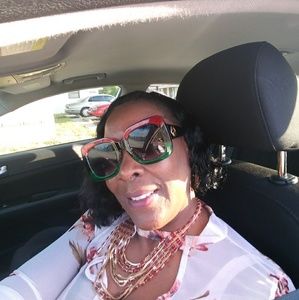 Meet your Posher, Lorine